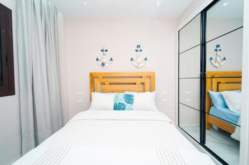 une chambre avec un lit et une paroi vitrée dans l'établissement Cana Rock Star D209 Jaccuzi Pool Golf and Private Beach, à Punta Cana