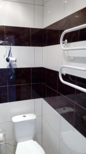 Bilik mandi di Minihotel Freedom