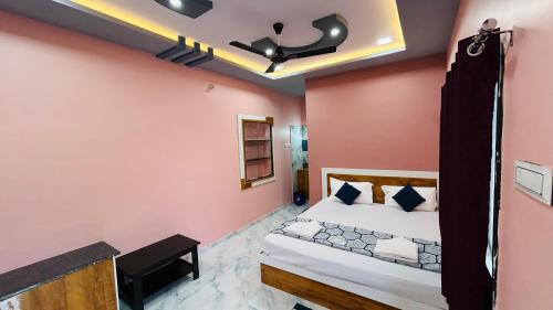 Ένα ή περισσότερα κρεβάτια σε δωμάτιο στο virat Homestay
