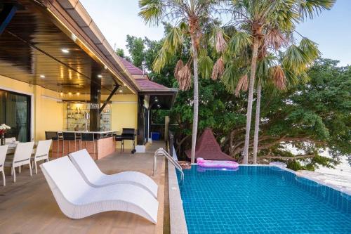 Kolam renang di atau dekat dengan Welcome Sea View Pool Villa By Premier