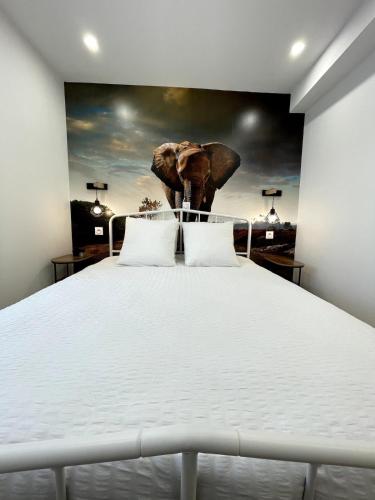una camera da letto con un letto dipinto di un elefante di Le Parifou Family home in Riom Puy de Dome a Riom
