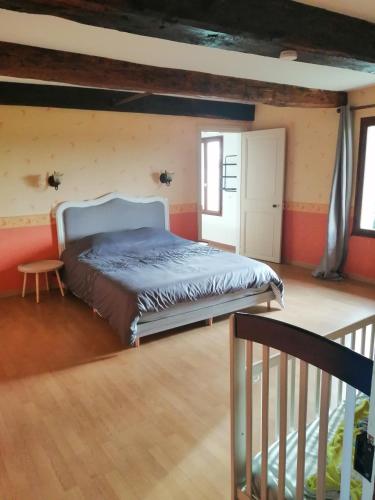 une chambre avec un lit dans une chambre dans l'établissement Le PRESSOIR, à Ouville-la-Bien-Tournée