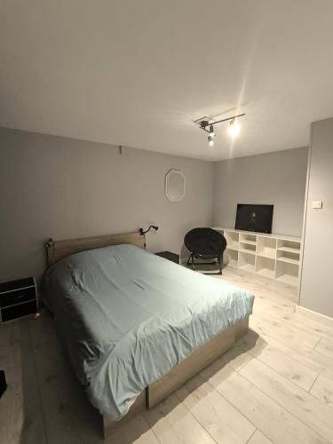 une chambre avec un lit, un bureau et une télévision dans l'établissement T2 jusqu'à 4 personnes en rez-de-jardin de maison, avec piscine, draps et serviettes de toilette fournis, à Argelès-sur-Mer