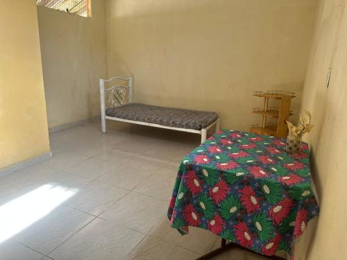 Habitación con cama y banco en una habitación en Espaço Shekinah, en Engenho Araci