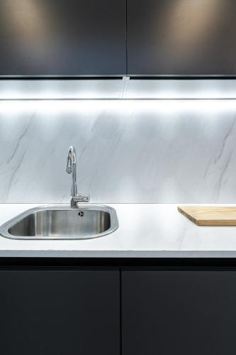 a sink in a kitchen with a counter top at Tu casa en Madrid in Madrid