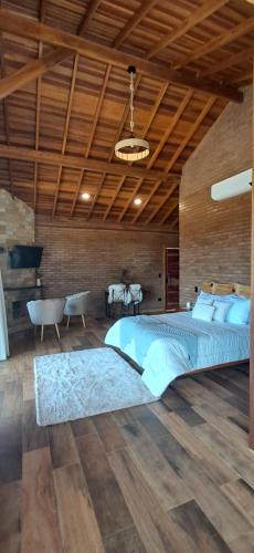 เตียงในห้องที่ Chalé Encanto dos Pinhais