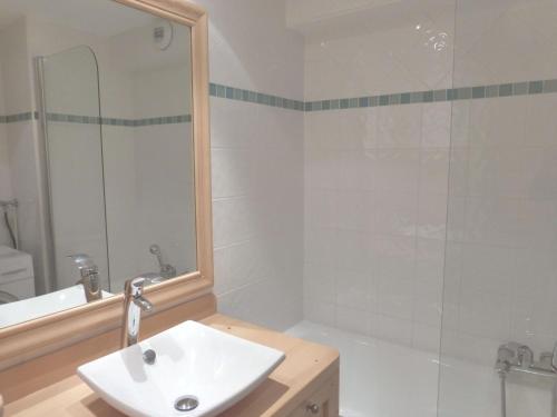 une salle de bain avec un lavabo et une douche dans l'établissement Bel appartement 2 pièces à Méribel, terrasse, proche pistes, 5 pers, WiFi - FR-1-411-613, à Les Allues