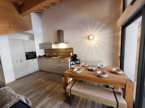 - une cuisine avec une table en bois dans une chambre dans l'établissement Appartement Chamois avec Wifi et Garage à Montgenèvre - FR-1-266-246, à Montgenèvre