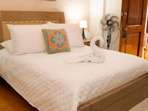 a bed with a swan on top of it at Salamina Highs in Salamina