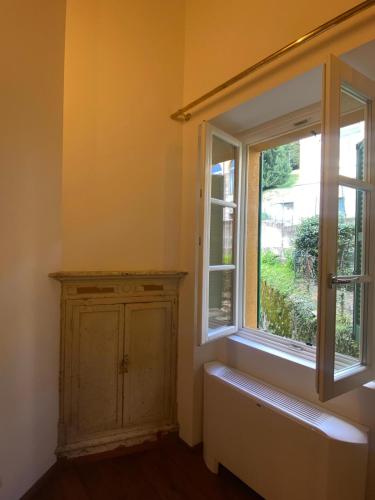 a window in a room with a bench next to it at Agriturismo Cascina Mirandola in Como