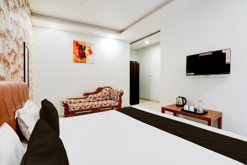 TV a/nebo společenská místnost v ubytování Hotel O Alankrita Resort