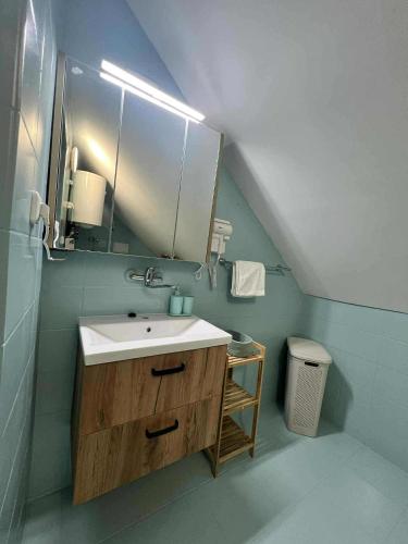 Bilik mandi di Tiffany apartment