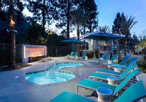 Bazén v ubytování 2 Bedroom Apartment at Mountain Resort in Hollywood Hills next to Universal Studios and Warner Brother Studios nebo v jeho okolí