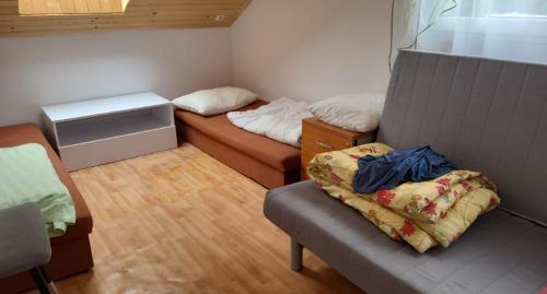 Ένα ή περισσότερα κρεβάτια σε δωμάτιο στο Domek letniskowy