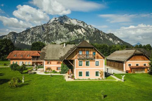 Reschbergerhof Appartements by Geierspichler