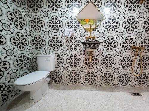 ワルザザートにあるDar Soufianのトイレと壁のある浴室