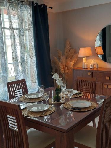 une table de salle à manger avec des assiettes et des verres dessus dans l'établissement La Belle Etoile, à Rodez