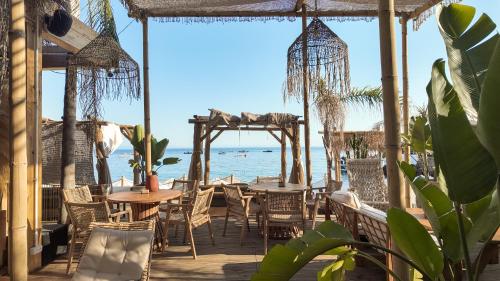 a restaurant on the beach with tables and chairs at Hotel Platinium Dhermi in Vlorë