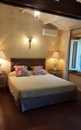 une chambre avec un grand lit et deux oreillers dans l'établissement L'Olettese, à Oletta