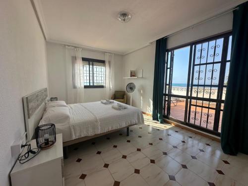 Un dormitorio con una cama y vista al mar. en Villa Portalmar, en Benicarló