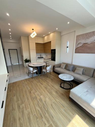 una sala de estar con un sofá y una mesa en Beach House, en Nardaran