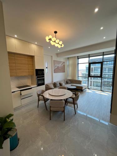 una sala de estar con una mesa y un sofá en Beach House, en Nardaran