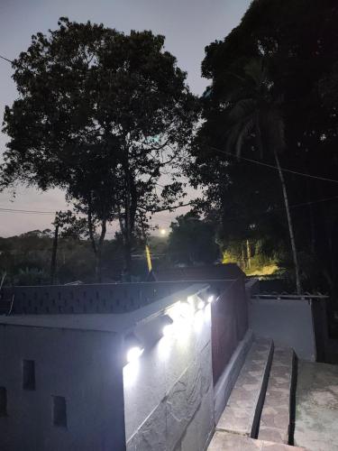 a wall with lights on top of it at night at Juquitiba Chácara Recanto dos Magos Chalé Piscina Fogão a Lenha Churrasqueira in Juquitiba