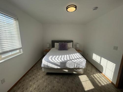 Giường trong phòng chung tại Monica and Rachel's Friends Apt