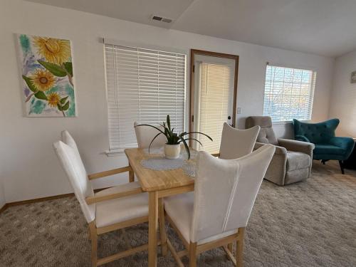 Khu vực ghế ngồi tại Monica and Rachel's Friends Apt