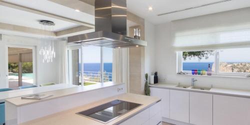 een keuken met uitzicht op de oceaan bij Stunning 6 Bedroom Villa in Andratx, 1014 in Andratx