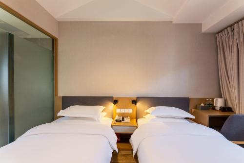 Katil atau katil-katil dalam bilik di Beijing Pagoda Light International Youth Hostel