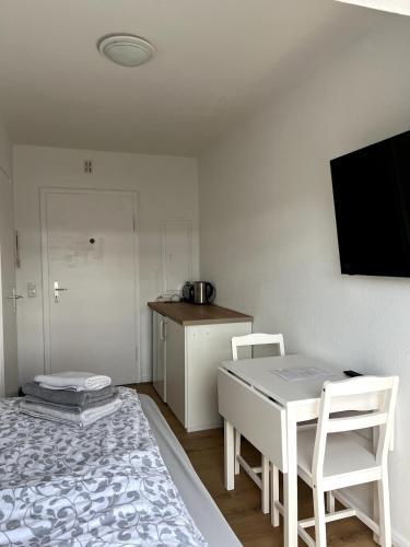 a room with a bed and a table and chairs at Kleine Wohnung mit Teeküche in Bleckede