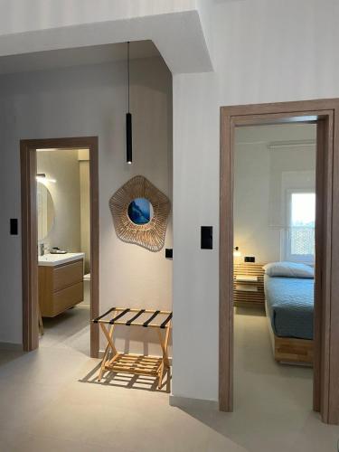 Ένα ή περισσότερα κρεβάτια σε δωμάτιο στο Stoupa Cosy Casa 4