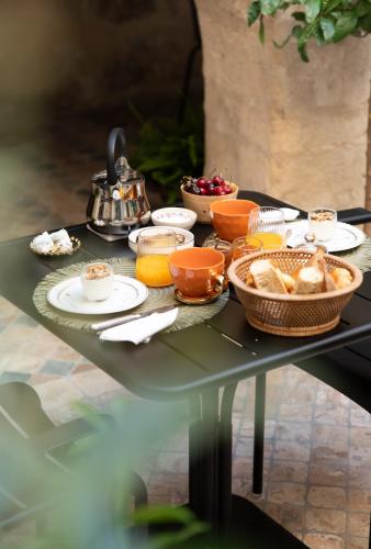 Đồ ăn tại/gần nhà khách