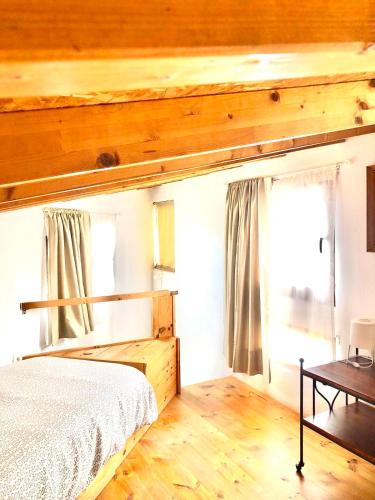 a bedroom with a wooden bed and a wooden floor at Ak-55 Rural House in Villaviciosa
