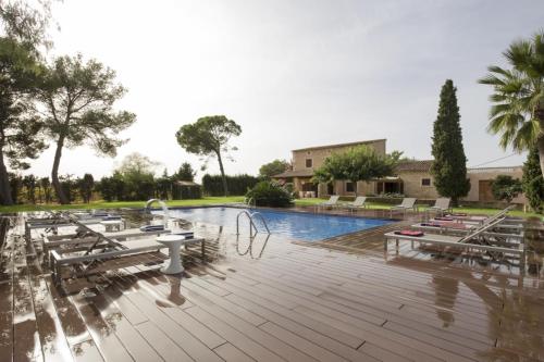 a pool with a bunch of tables and benches at Elegant Dream Home in Consell City, 1021 in Consell