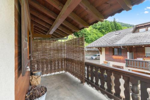 a balcony of a house with a wooden fence at Val d'Illiez, 6 pers - balcon et vue - parking in Val dʼIlliez