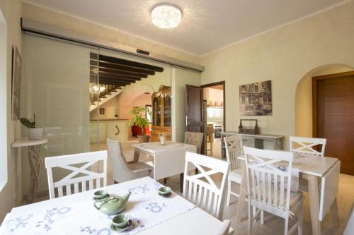 a dining room with white tables and white chairs at Elegant Dream Home in Consell City, 1021 in Consell
