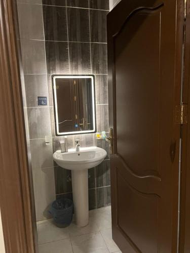a bathroom with a sink and a mirror at فندق ريست ان الربوة in Medina