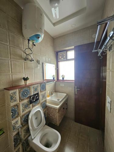 グルガオンにあるUniverse Staysのトイレと洗面台付きのバスルーム