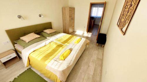Katil atau katil-katil dalam bilik di Mandala Apartman