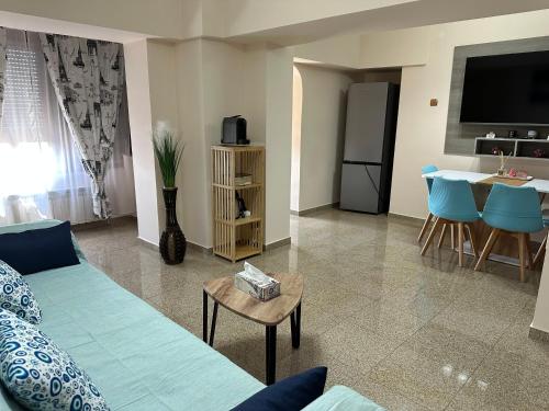 a living room with a couch and a table at Geany Apartament Ultracentral in Craiova