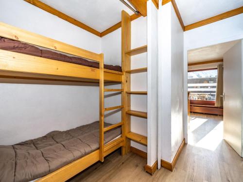 - une chambre avec des lits superposés et une échelle dans l'établissement Studio lumineux avec terrasse, skis aux pieds, Tignes Le Lac - FR-1-502-490, à Tignes