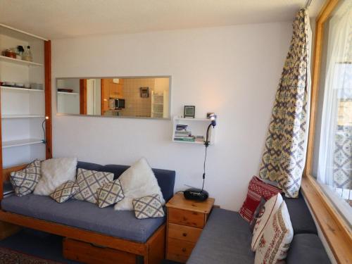 un salon avec un canapé bleu et un miroir dans l'établissement Studio Tignes Le Lavachet, 4 pers, accès pistes & commerces, balcon, wifi, lave-vaisselle - FR-1-502-534, à Tignes