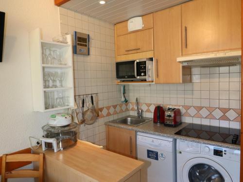 Studio confortable avec balcon près des pistes, WiFi inclus