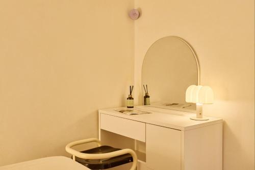 a bathroom with a white vanity with a mirror at Itaewon Mellow Stay#Namsan#Seoul Station#Hannam#Seongsu#Free Luggage in Seoul