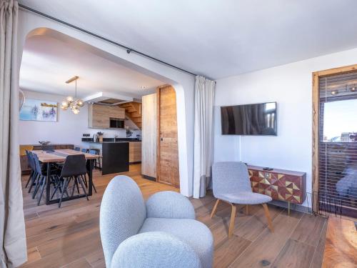 un salon et une salle à manger avec une table et des chaises dans l'établissement Duplex rénové 2019, 8 pers, balcon, Avoriaz - FR-1-314-232, à Morzine