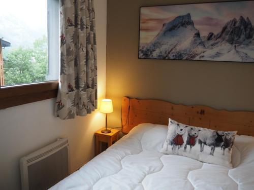 une chambre avec un lit avec deux oreillers dessus dans l'établissement Place du Montagnard à Termignon, à Termignon