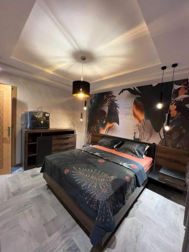 Un dormitorio con una cama grande con un cuadro en la pared. en Appartement Haut Standing, en Oujda