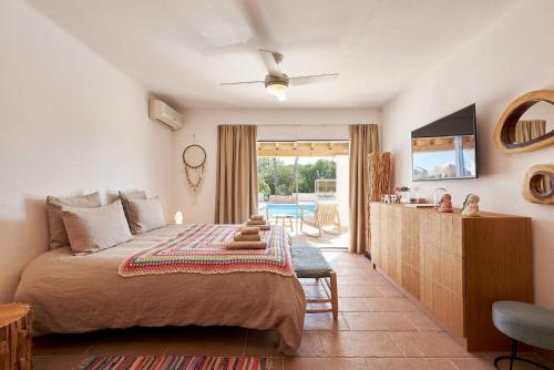 Postel nebo postele na pokoji v ubytování Secluded 6 Bedroom Retreat in Ibiza, 1033